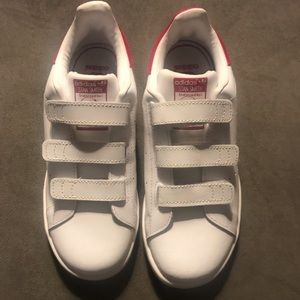 RARE boy’s Adidas Stan Smith’s in Red Velcro 💥